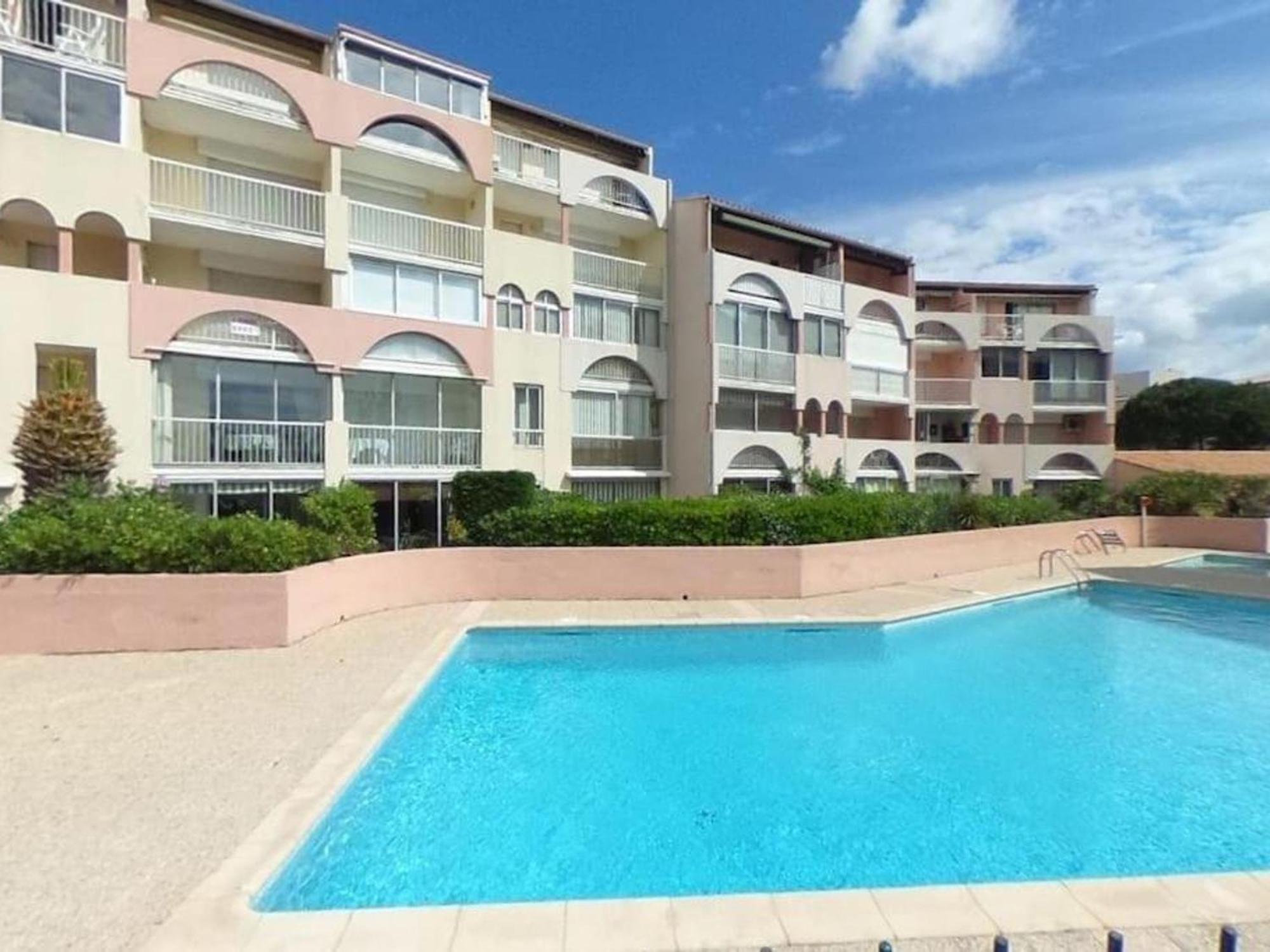 Apartment T2 Avec Piscine, Parking Et Terrasse Vue Au Cap D'agde - Fr-1-607-45 Agde